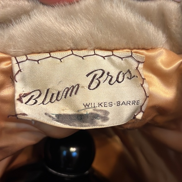 BEAUTIFUL Vintage Blum Brothers Fur Coat - Picture 9 of 9